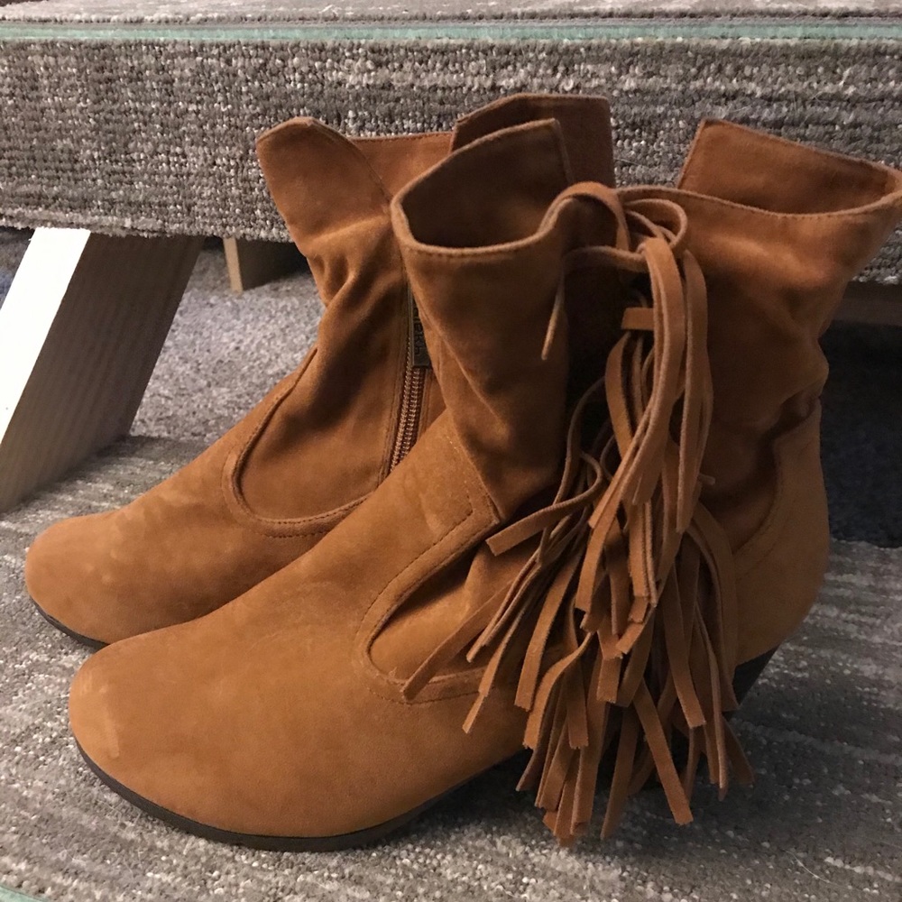 Suede boots with fringe